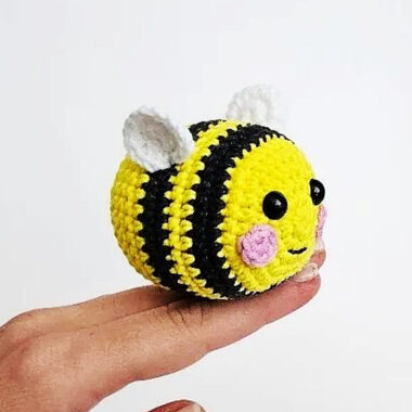 Portachiavi ape schema all’uncinetto per principianti (1)