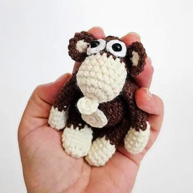 Scimmia portachiavi all’uncinetto per principianti (2)