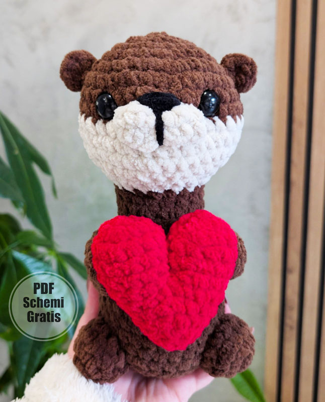 Lontra Peluche con Cuore schema all’uncinetto (2)