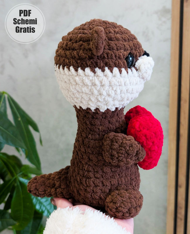 Lontra Peluche con Cuore schema all’uncinetto (3)